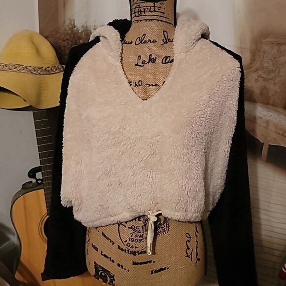 Urban Outfitters Tilly Cozy Faux Fur V Neck Cropped Hoodie Size S - Picture 2 of 5